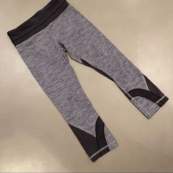 Lululemon Black/Grey Striped Cropped Leggings Size 4 - Picture 1 of 8